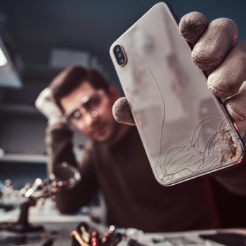 Opravy versus výměna: Měli bychom se snažit opravit své staré telefony nebo je raději vyměnit za nové?