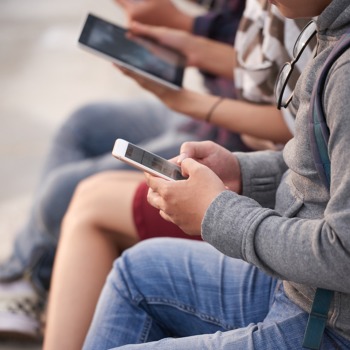 Mobilní telefony ve školách: Měly by být povoleny ve školách, nebo by měly být zakázány ?