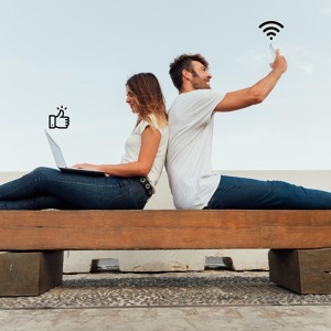 couple-bench-using-social-media.jpg