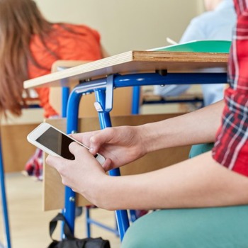 Zákaz mobilních telefonů na základních školách: Slovenský přístup k vzdělávání